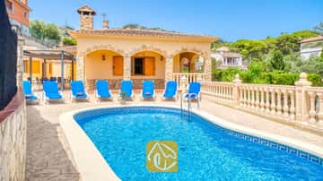Piscine extérieure privée aux eaux d'un bleu éclatant, bordée de chaises longues et d'une terrasse en pierre à la Villa Sarai en Espagne.