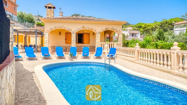 Piscine extérieure privée aux eaux d'un bleu éclatant, bordée de chaises longues et d'une terrasse en pierre à la Villa Sarai en Espagne.