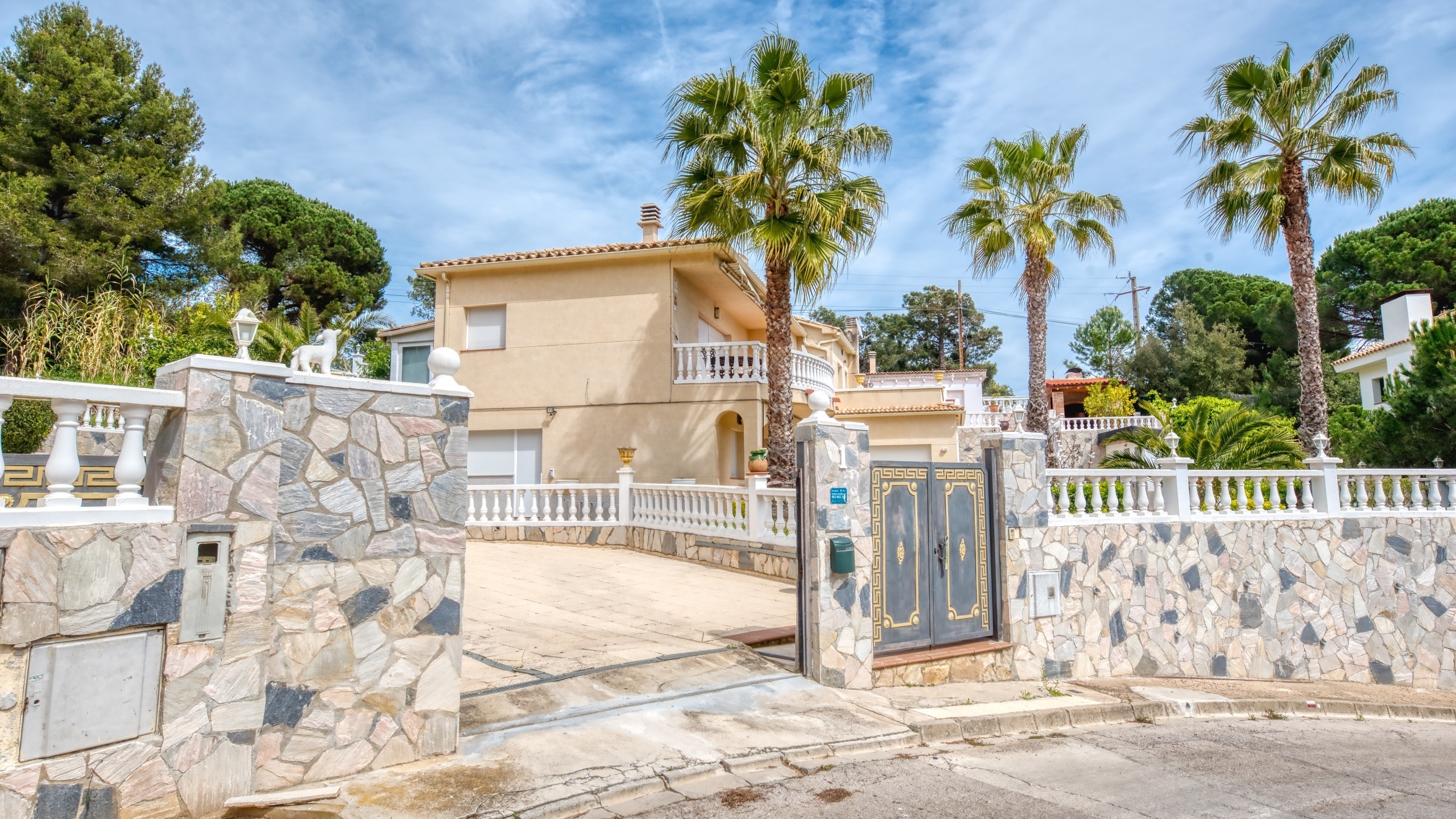 Villas de vacances Costa Brava Espagne - Villa Estrella - Vue sur la rue arrivée à l’établissement
