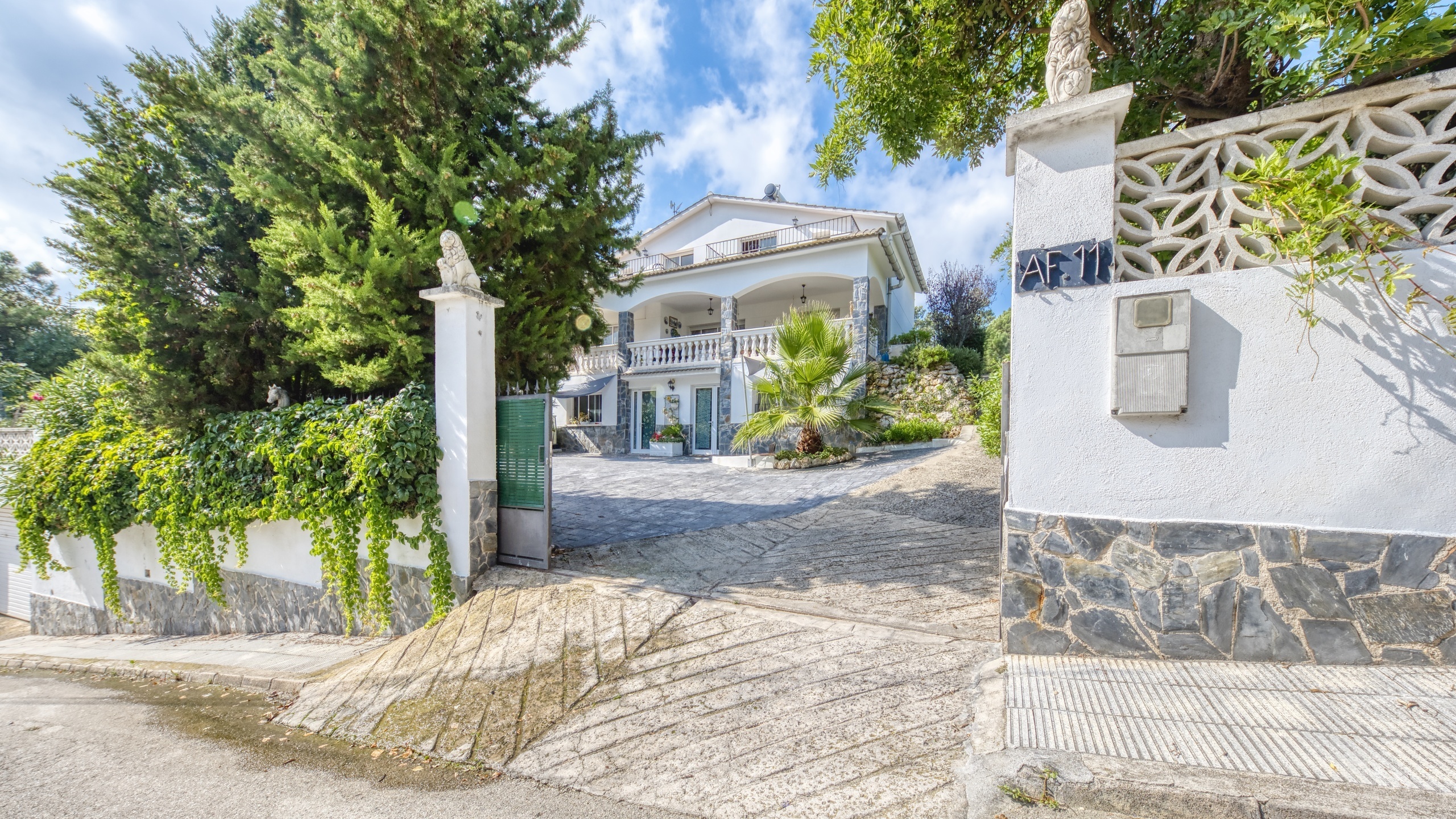 Villas de vacances Costa Brava Espagne - Villa Geolouk - Vue sur la rue arrivée à l’établissement