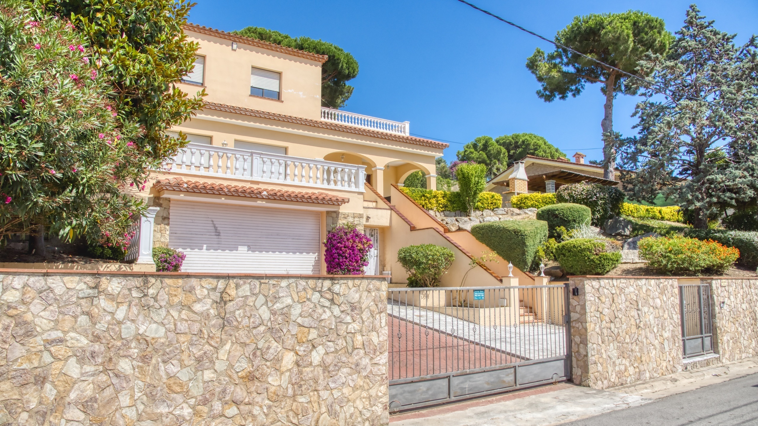 Villas de vacances Costa Brava Espagne - Villa Paris - Vue sur la rue arrivée à l’établissement