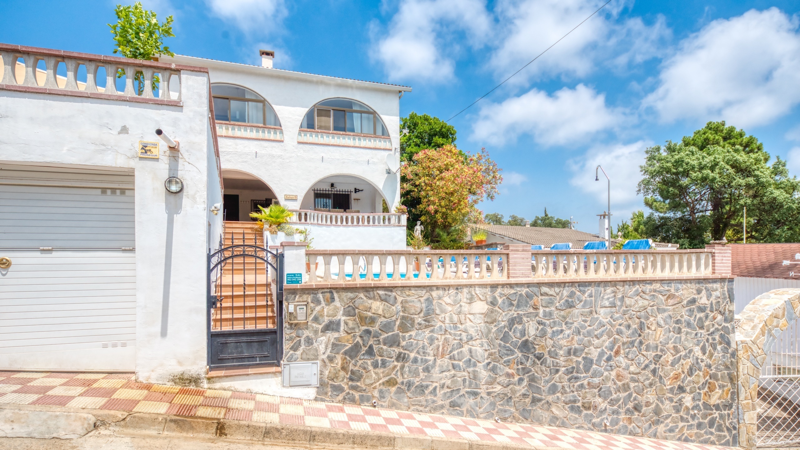 Villas de vacances Costa Brava Espagne - Villa Santa Maria - Vue sur la rue arrivée à l’établissement