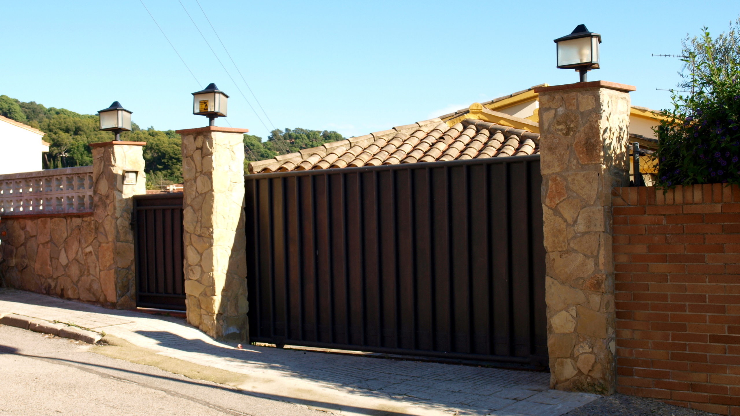 Villas de vacances Costa Brava Espagne - Villa Valentina - Vue sur la rue arrivée à l’établissement