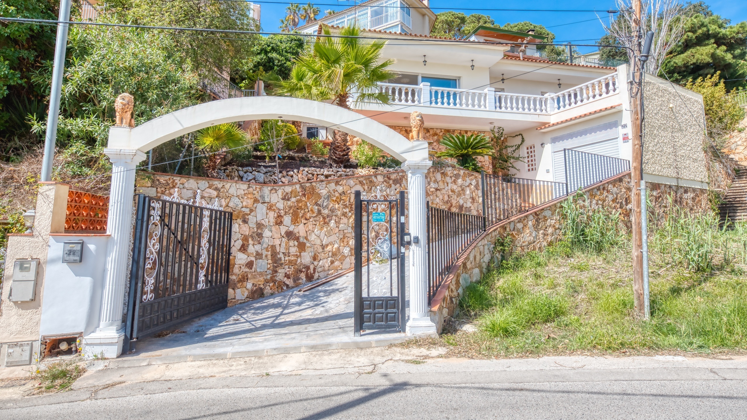 Villas de vacances Costa Brava Espagne - Villa Donna - Vue sur la rue arrivée à l’établissement