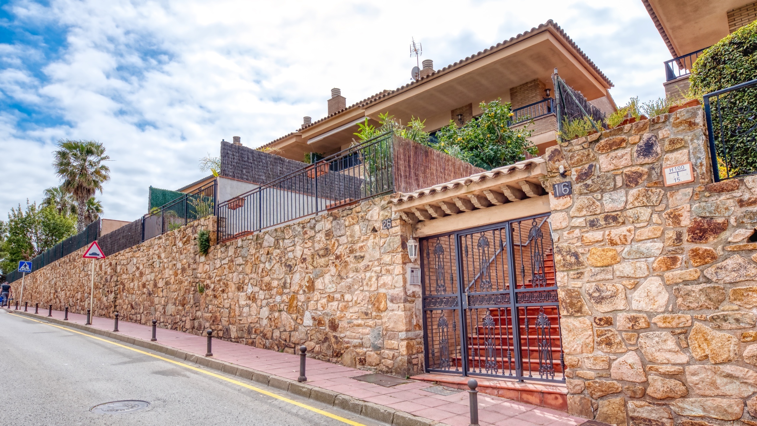 Villas de vacances Costa Brava Espagne - Casa Costa - Vue sur la rue arrivée à l’établissement