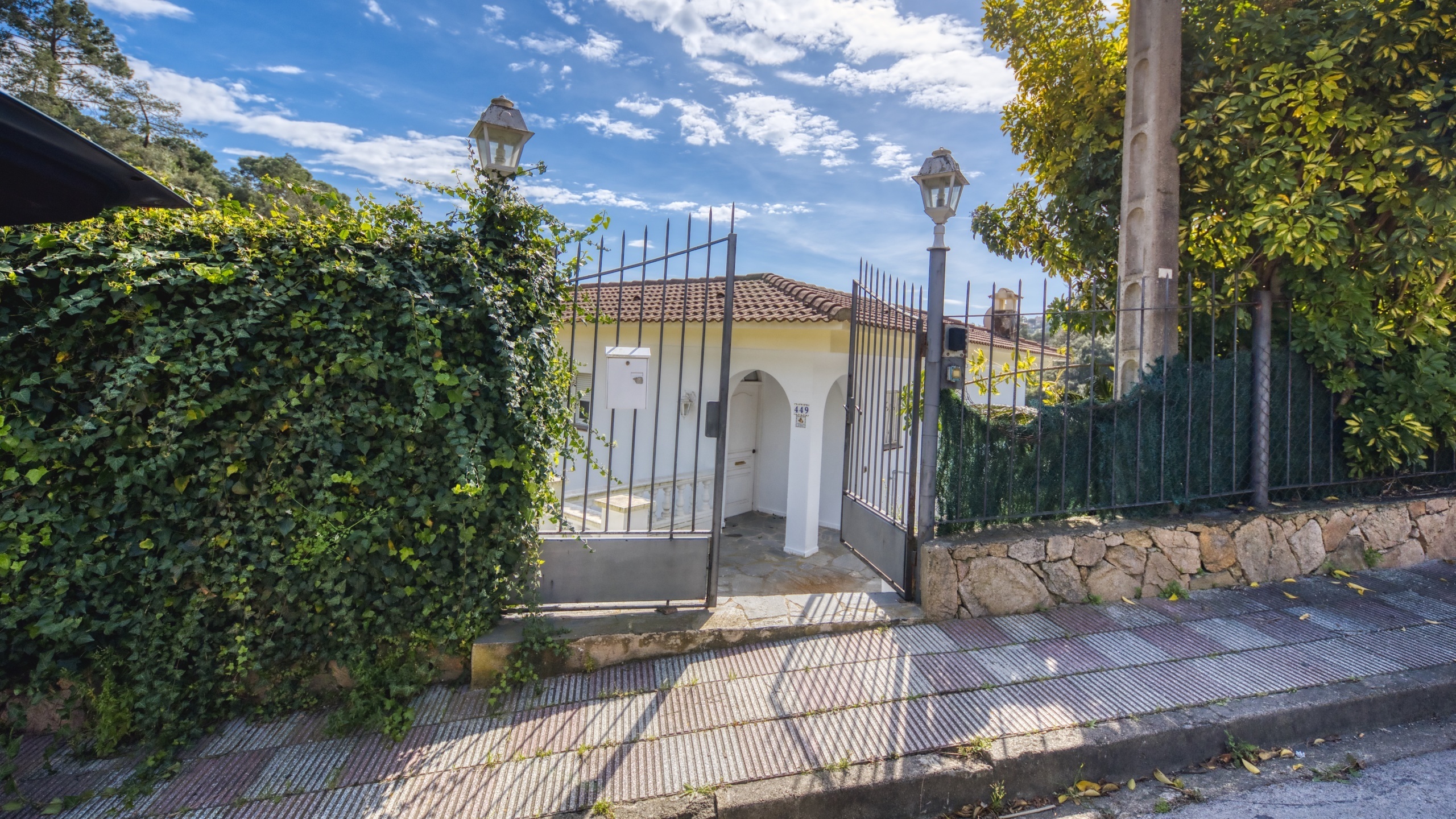 Villas de vacances Costa Brava Espagne - Villa Rosa - Vue sur la rue arrivée à l’établissement