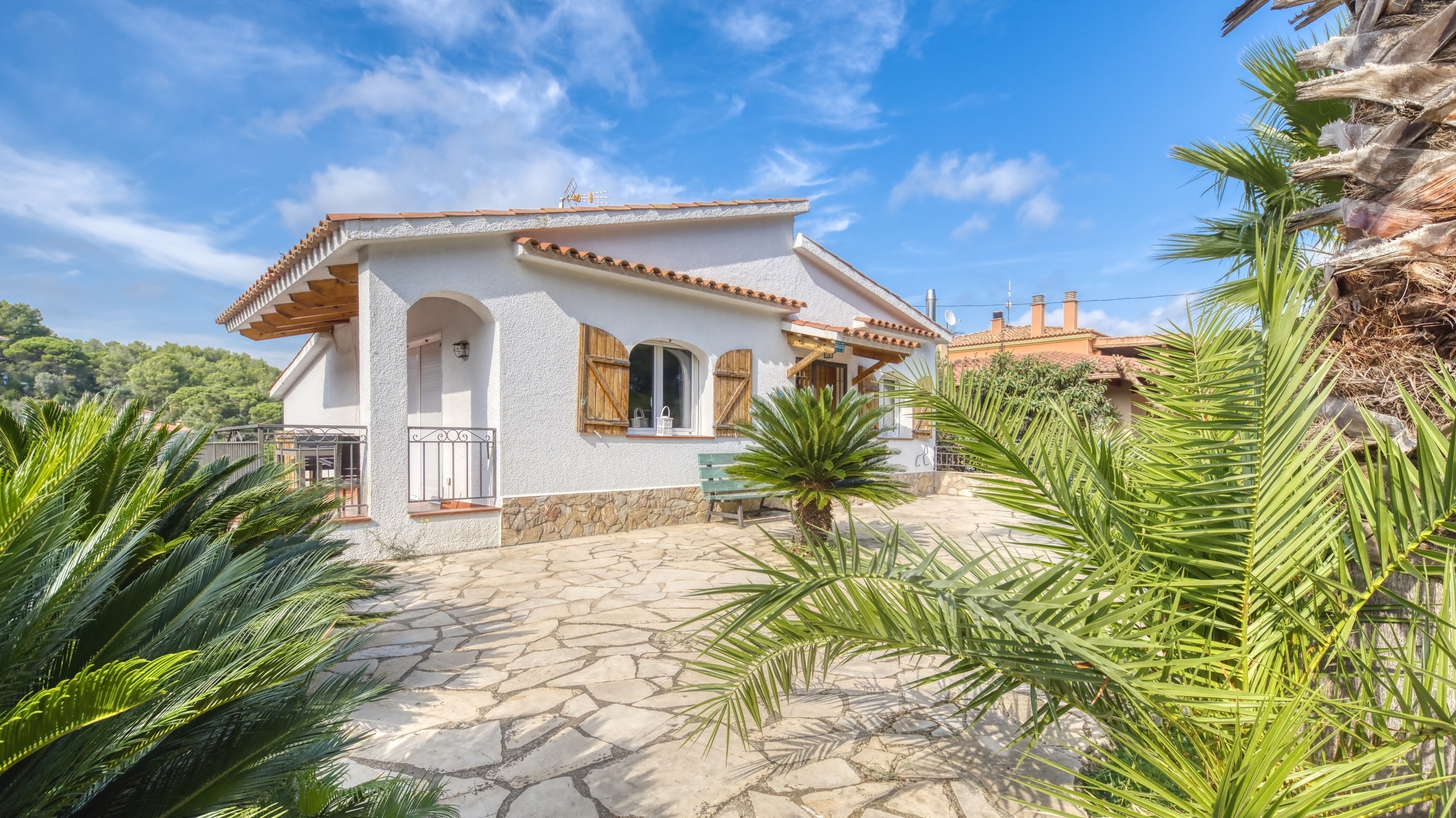 Villas de vacances Costa Brava Espagne - Villa Nicky - Vue sur la rue arrivée à l’établissement