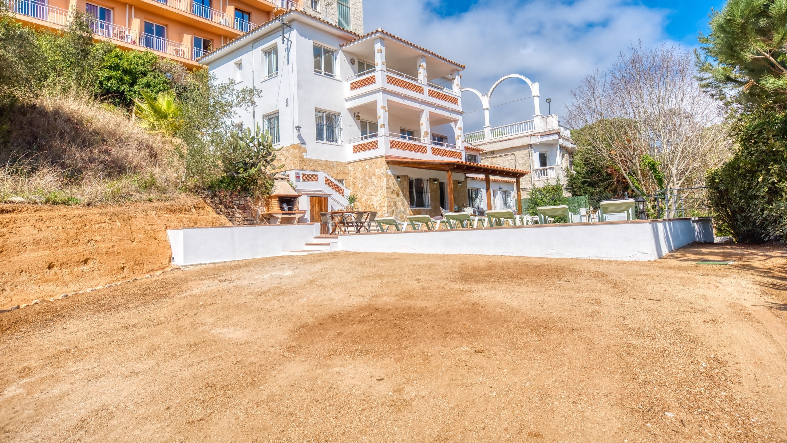 Villas de vacances Costa Brava Espagne - Villa Pilar - Vue sur la rue arrivée à l’établissement