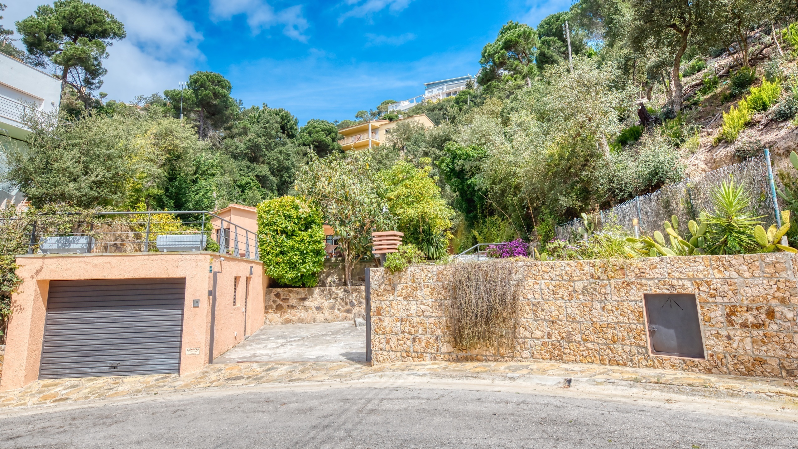 Villas de vacances Costa Brava Espagne - Villa Olivia - Vue sur la rue arrivée à l’établissement
