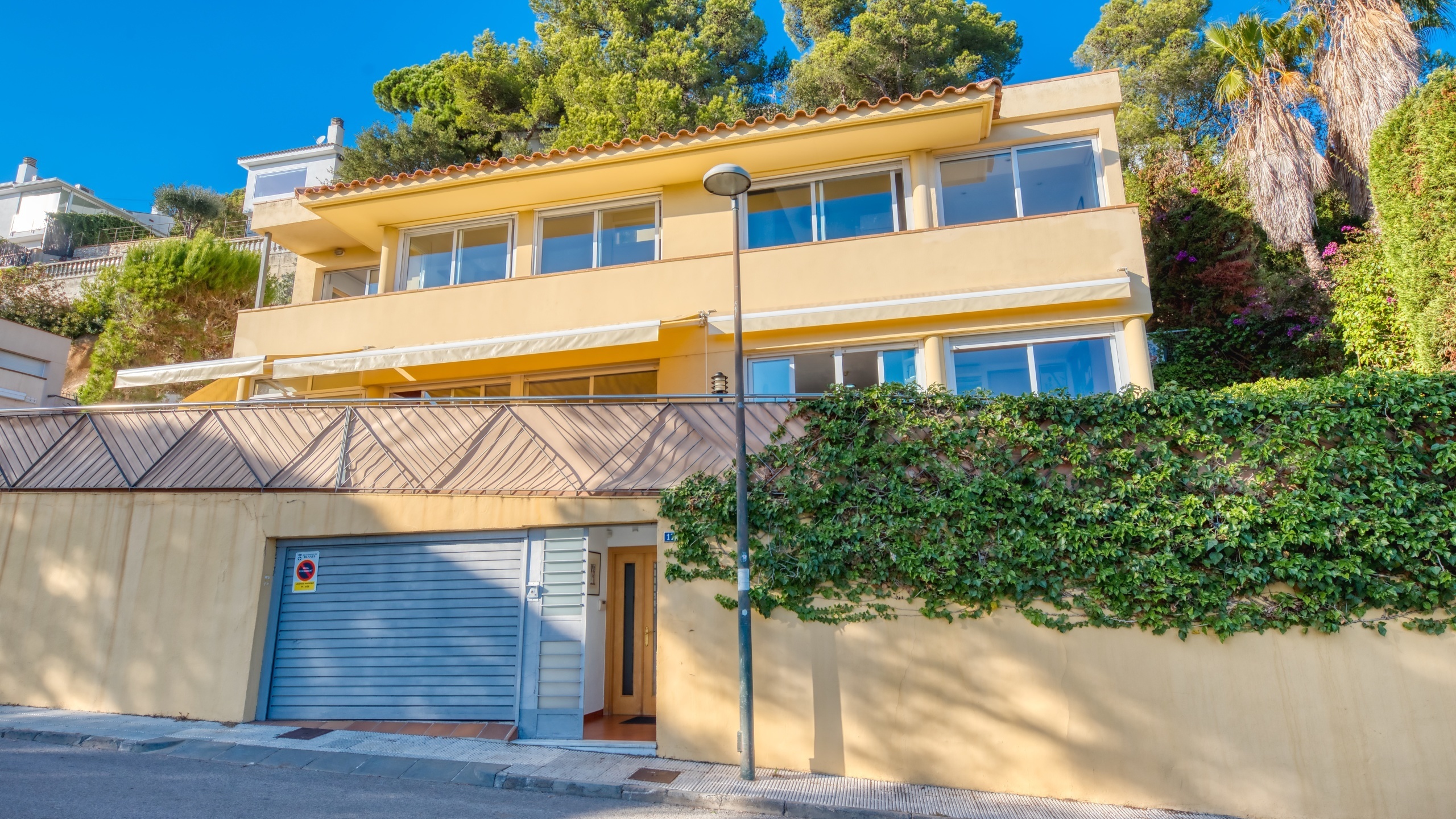 Villas de vacances Costa Brava Espagne - Villa Santa Cristina - Vue sur la rue arrivée à l’établissement