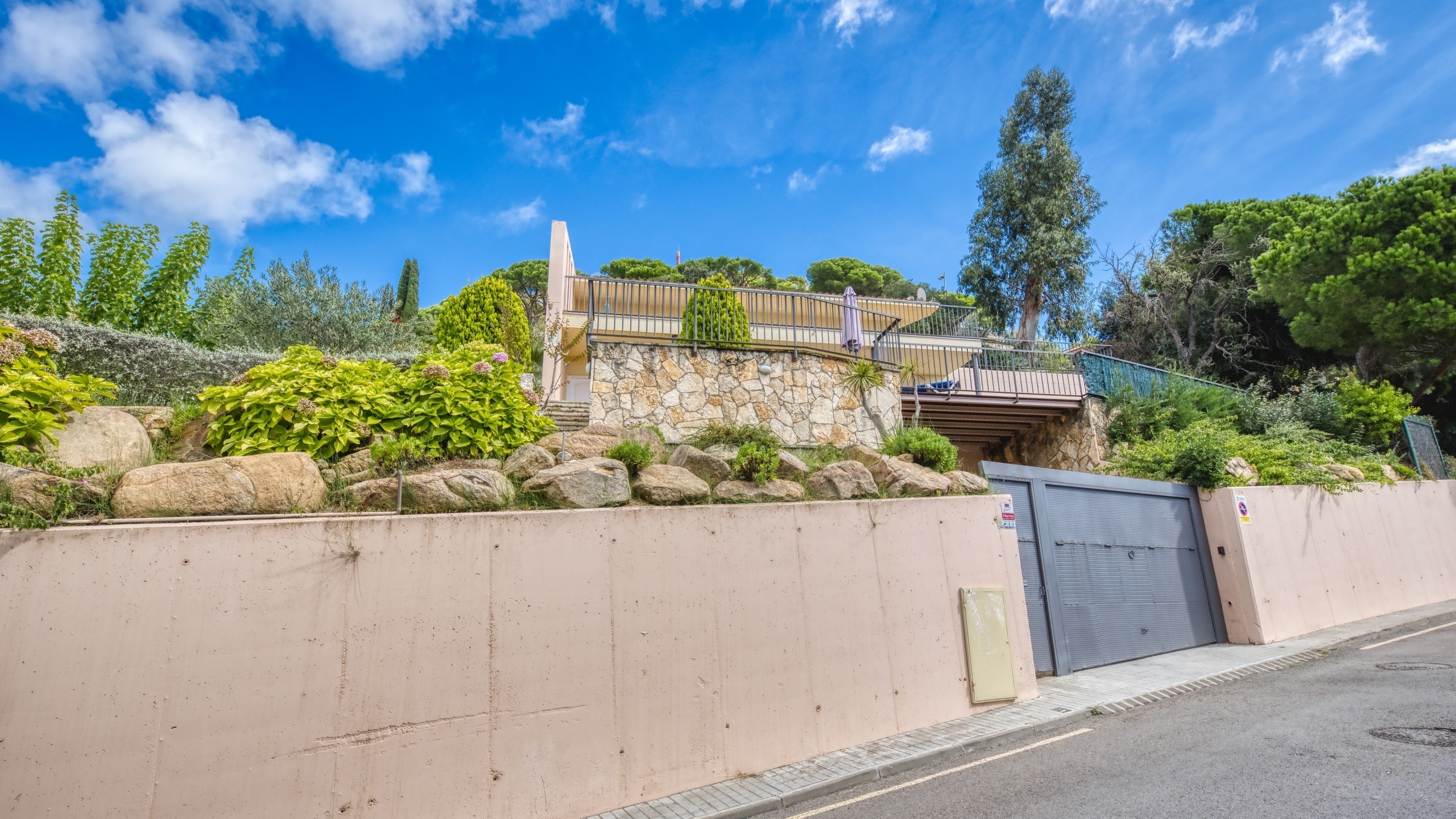 Villas de vacances Costa Brava Espagne - Villa Mauri - Vue sur la rue arrivée à l’établissement