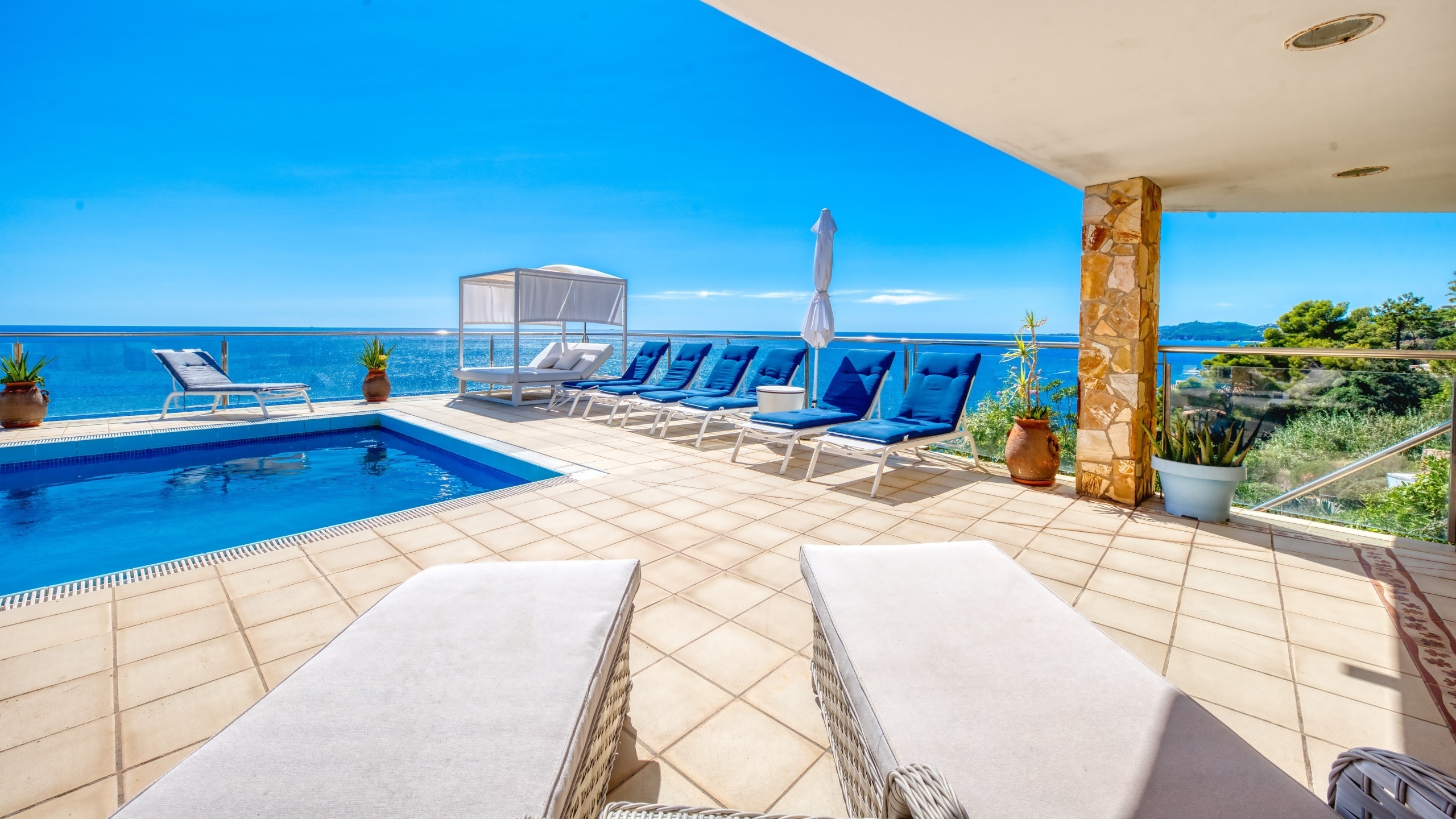 Villas de vacances Costa Brava Espagne - Villa Infinity - Chaises longues