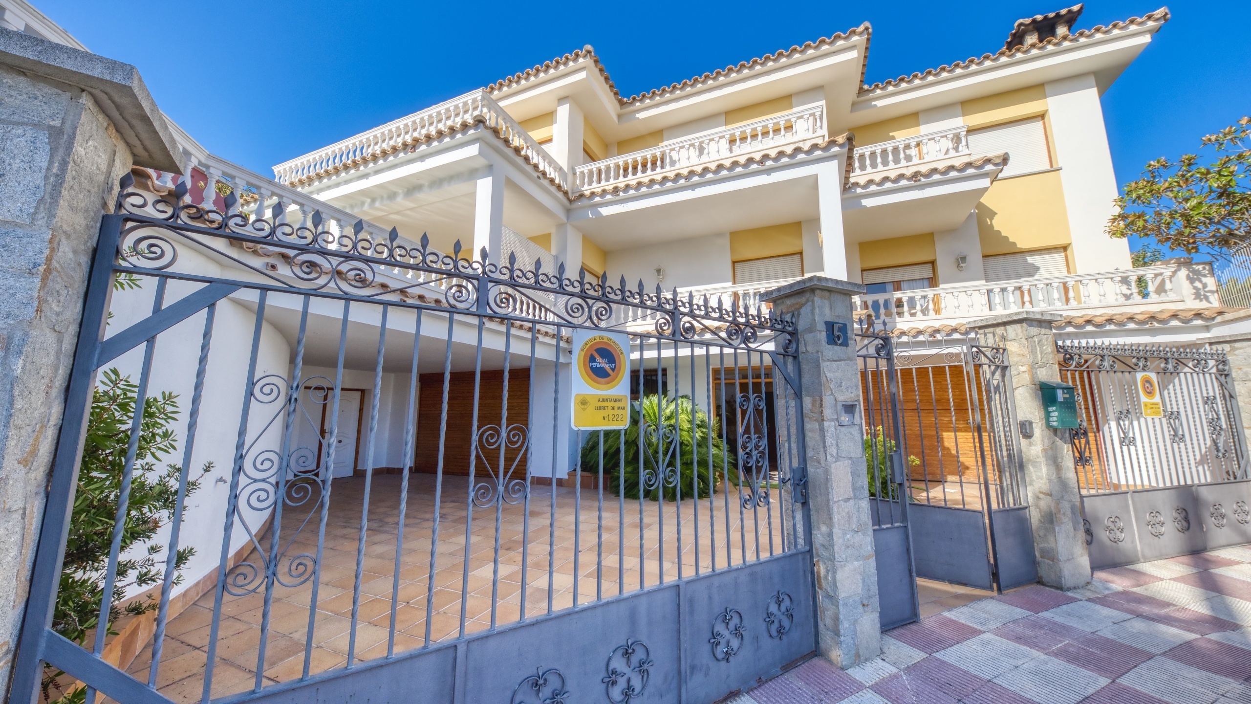 Villas de vacances Costa Brava Espagne - Villa Baileys - Vue sur la rue arrivée à l’établissement