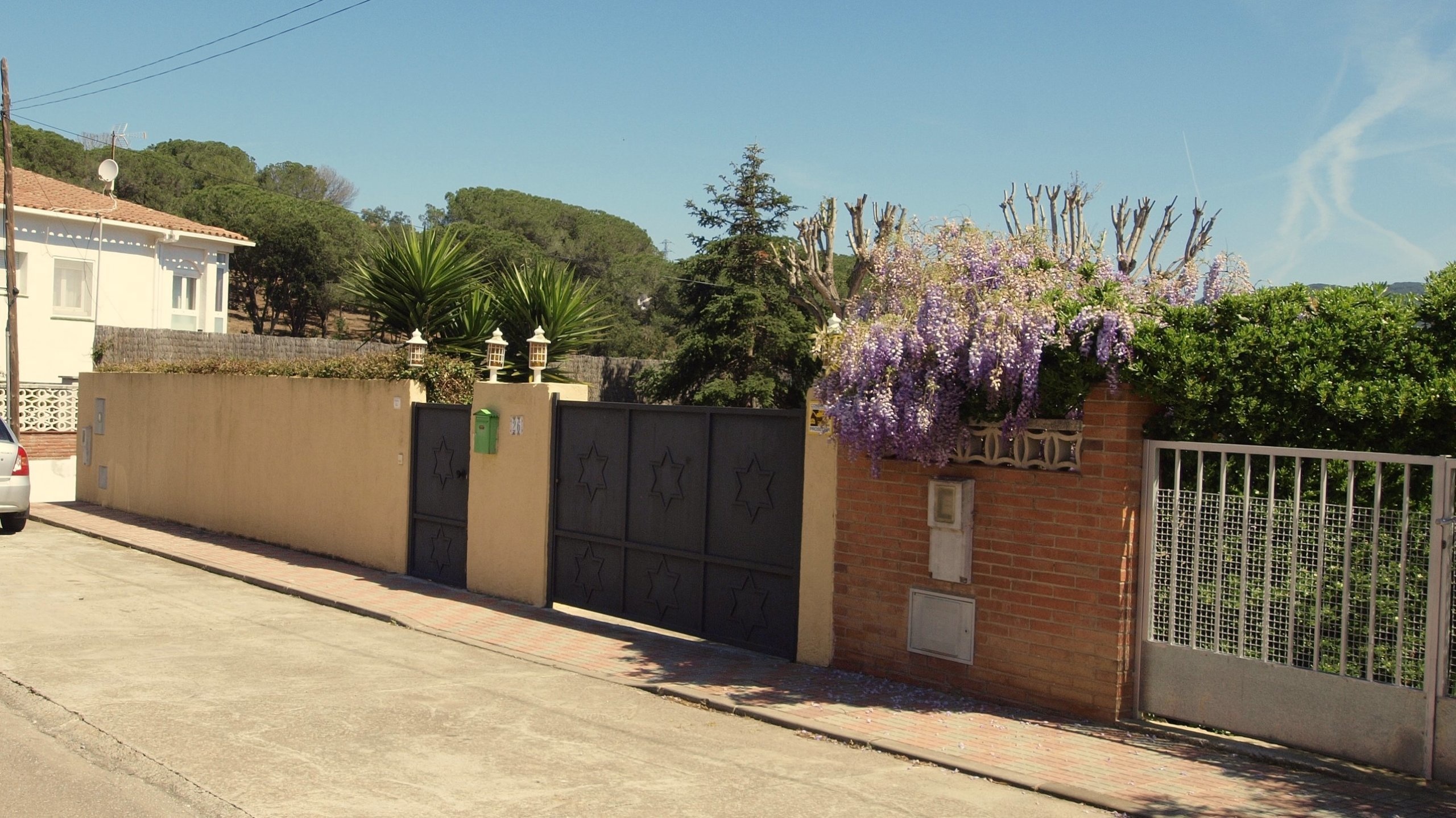 Villas de vacances Costa Brava Espagne - Villa Miro - Vue sur la rue arrivée à l’établissement