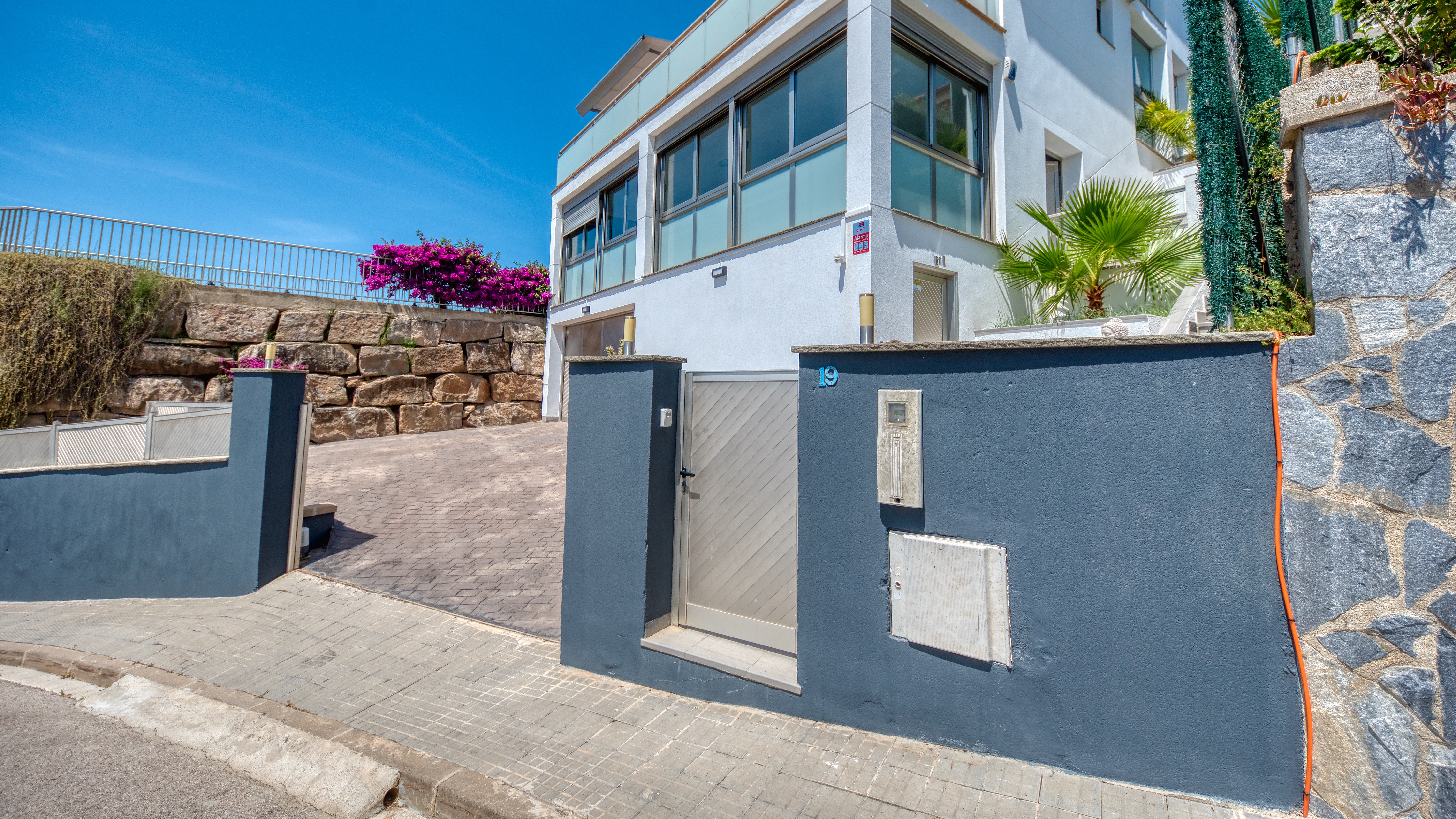 Villas de vacances Costa Brava Espagne - Villa Sandy Beach - Vue sur la rue arrivée à l’établissement