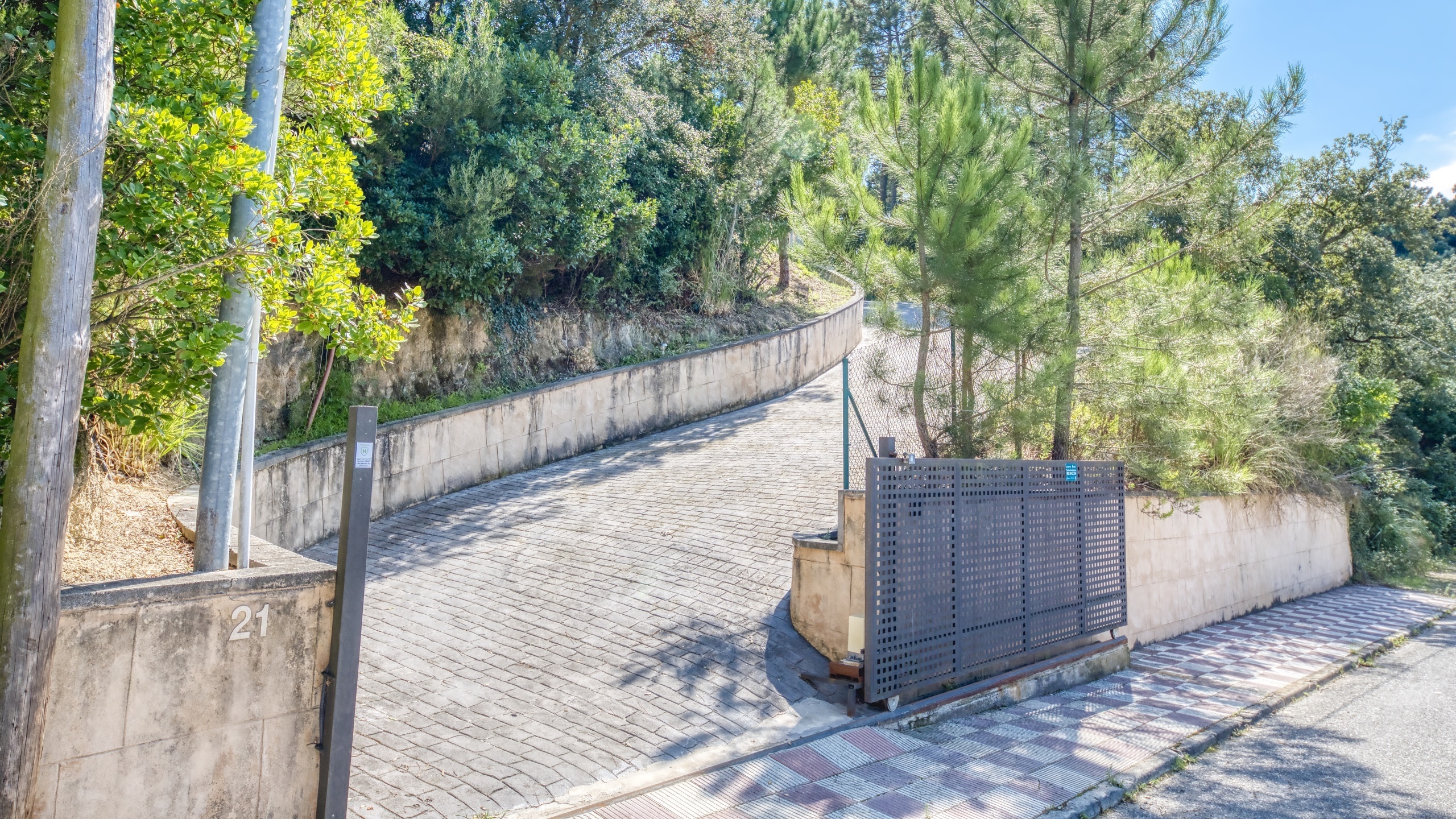 Villas de vacances Costa Brava Espagne - Villa Esmee - Vue sur la rue arrivée à l’établissement