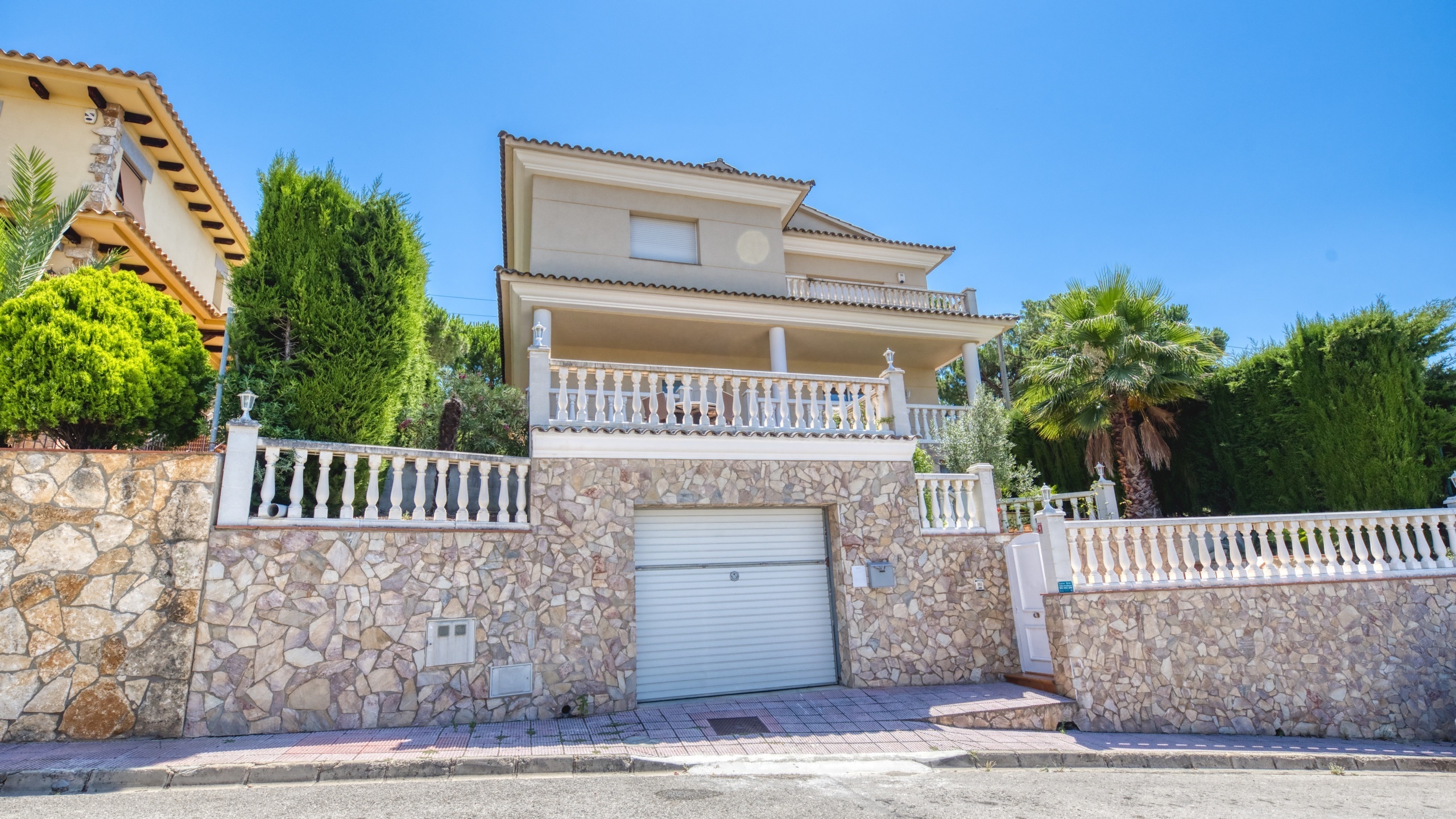 Villas de vacances Costa Brava Espagne - Villa Lorena - Vue sur la rue arrivée à l’établissement