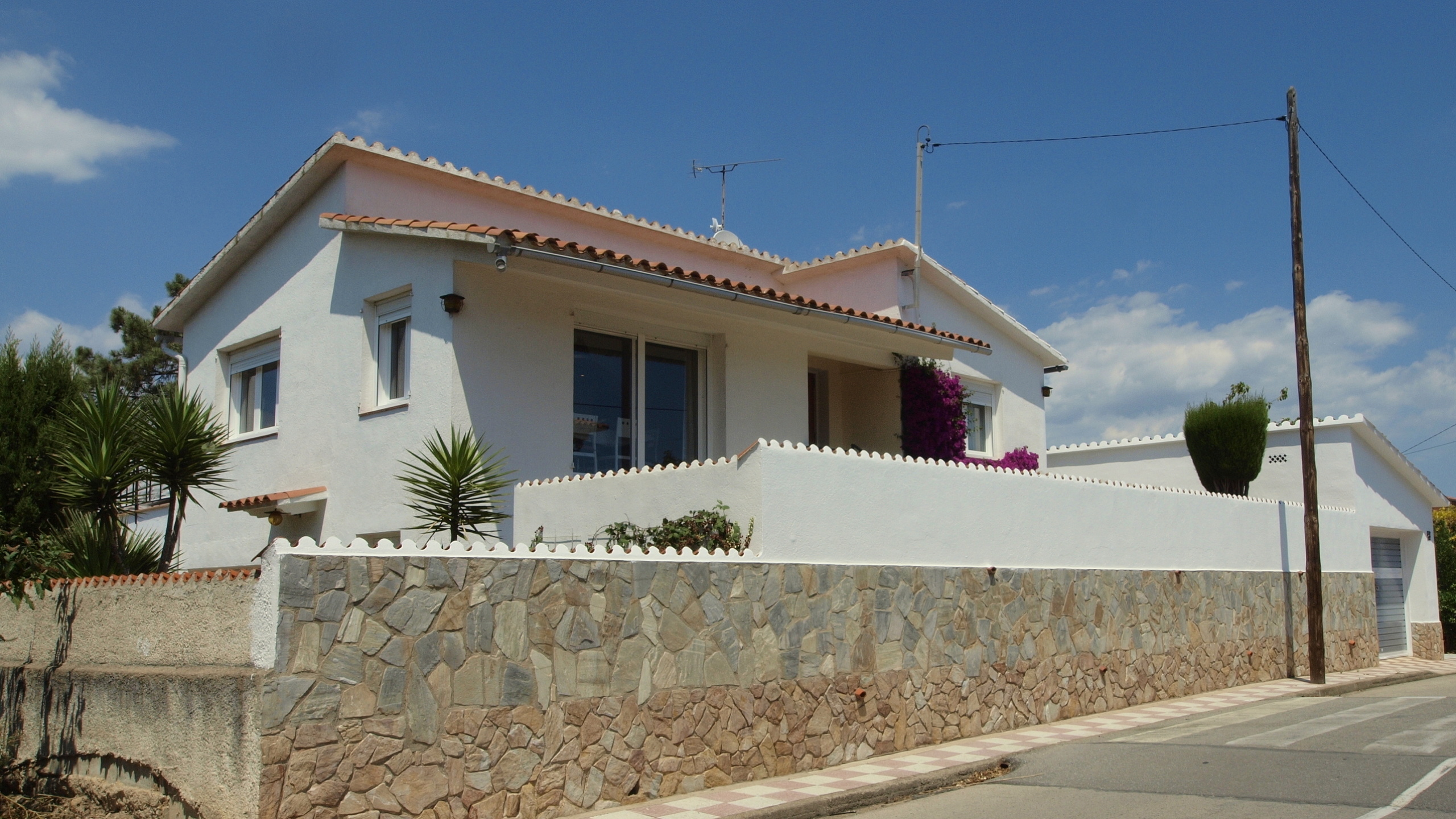 Villas de vacances Costa Brava Espagne - Villa Elfi - Vue sur la rue arrivée à l’établissement