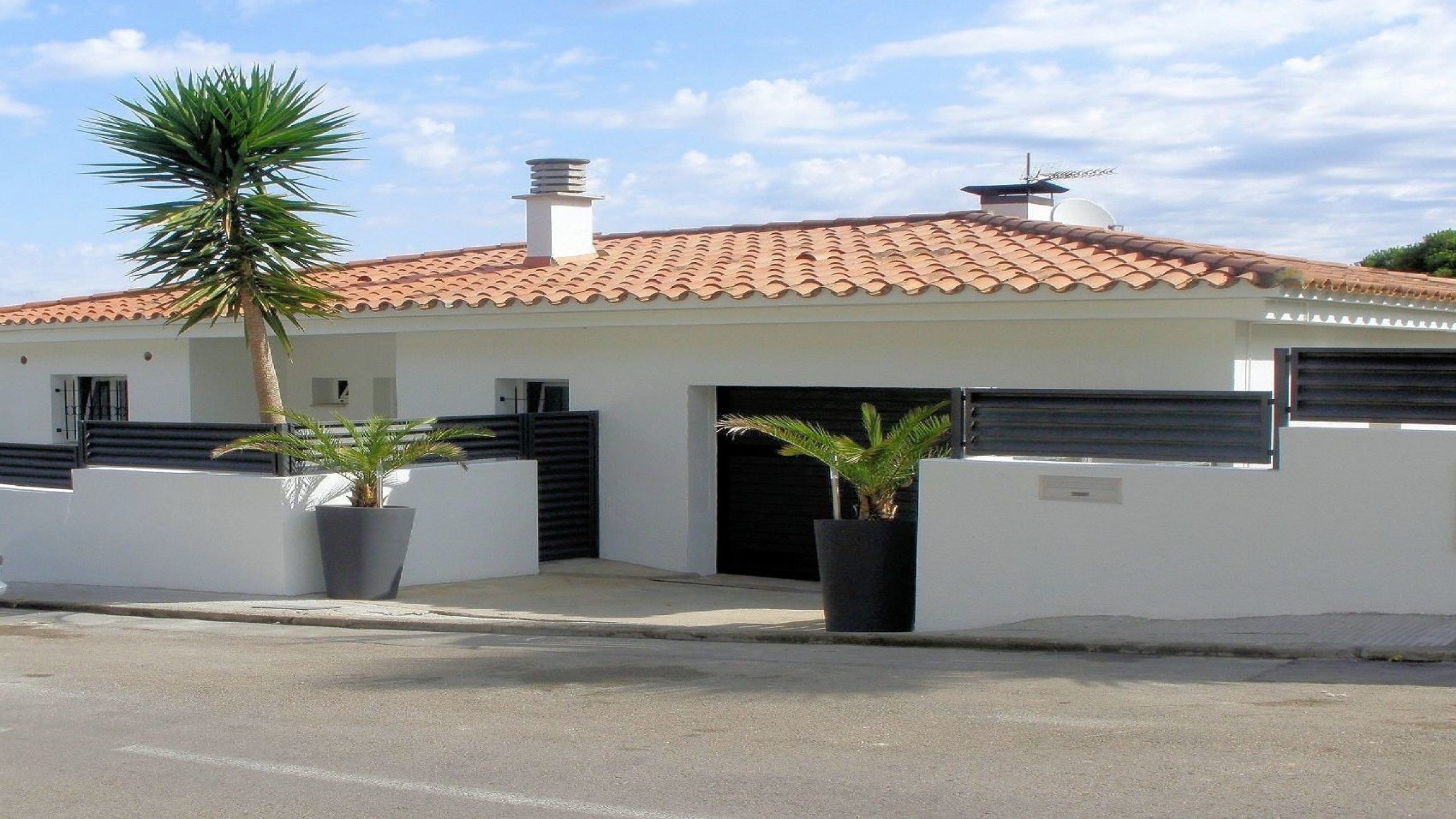 Villas de vacances Costa Brava Espagne - Villa Fransisca - Vue sur la rue arrivée à l’établissement