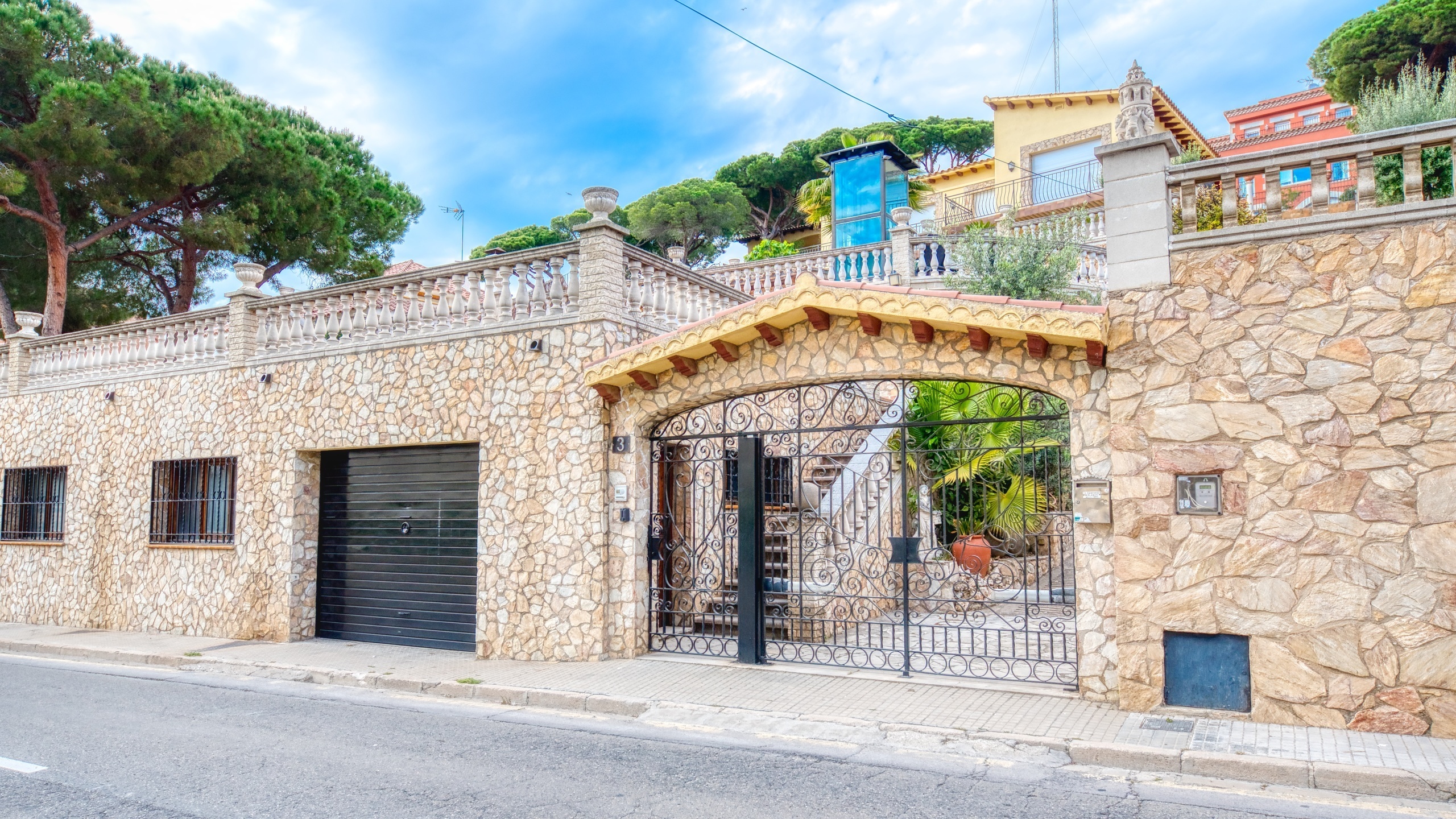 Villas de vacances Costa Brava Espagne - Villa Dolce Vita - Vue sur la rue arrivée à l’établissement