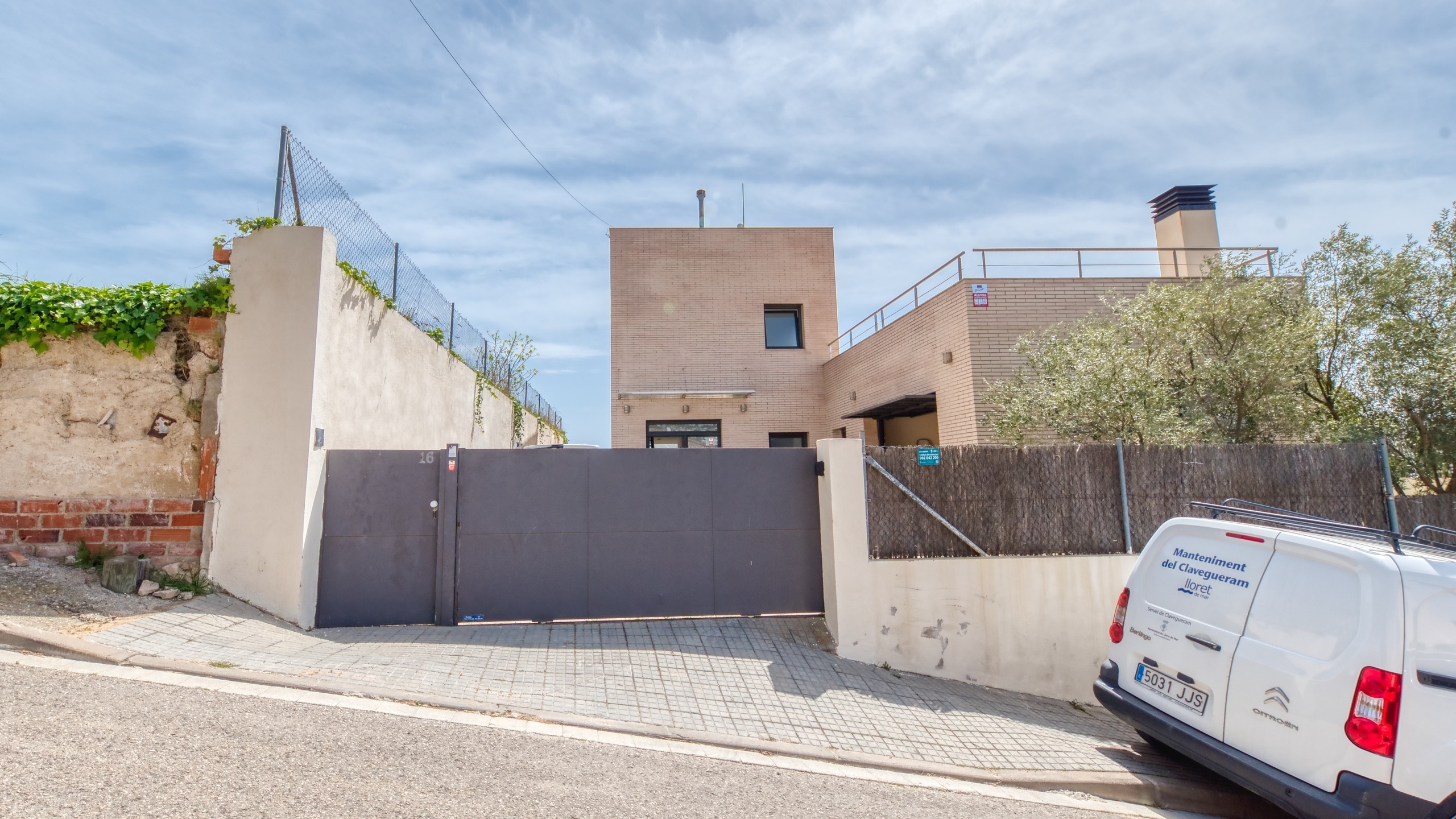 Villas de vacances Costa Brava Espagne - Villa Macey - Vue sur la rue arrivée à l’établissement