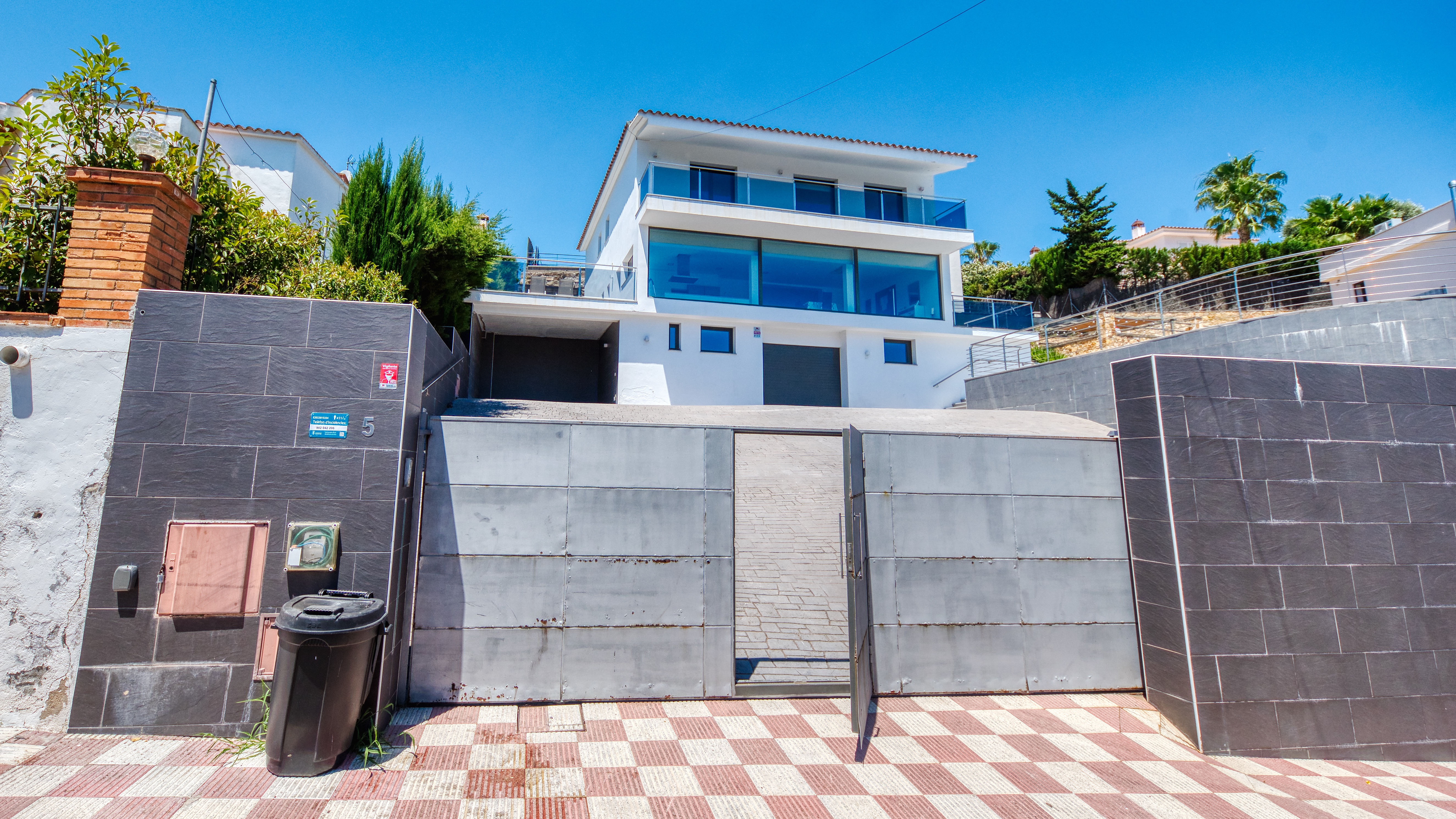 Villas de vacances Costa Brava Espagne - Villa SummerDream - Vue sur la rue arrivée à l’établissement