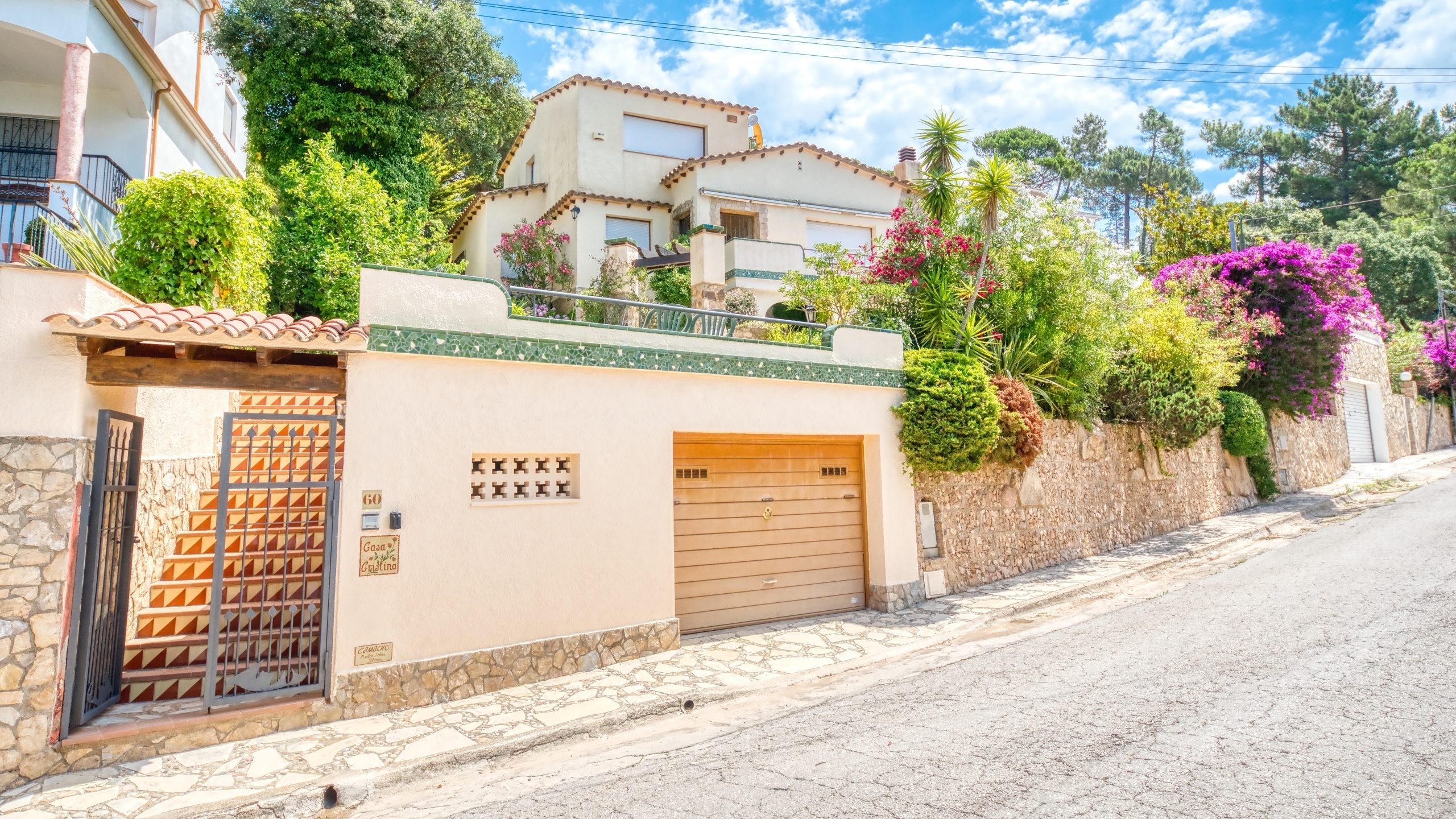 Villas de vacances Costa Brava Espagne - Villa Cleo - Vue sur la rue arrivée à l’établissement