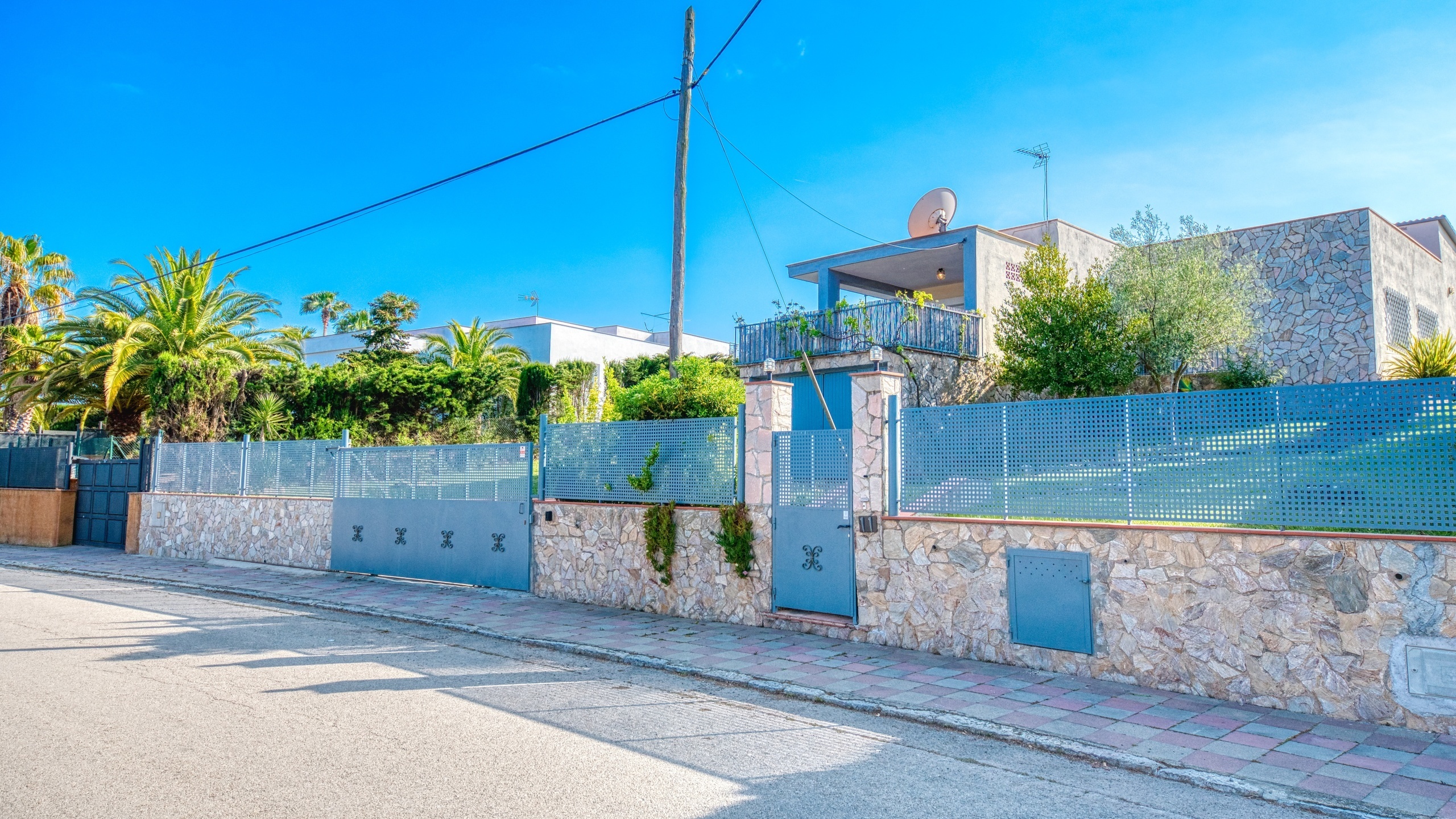 Villas de vacances Costa Brava Espagne - Villa Yara - Vue sur la rue arrivée à l’établissement