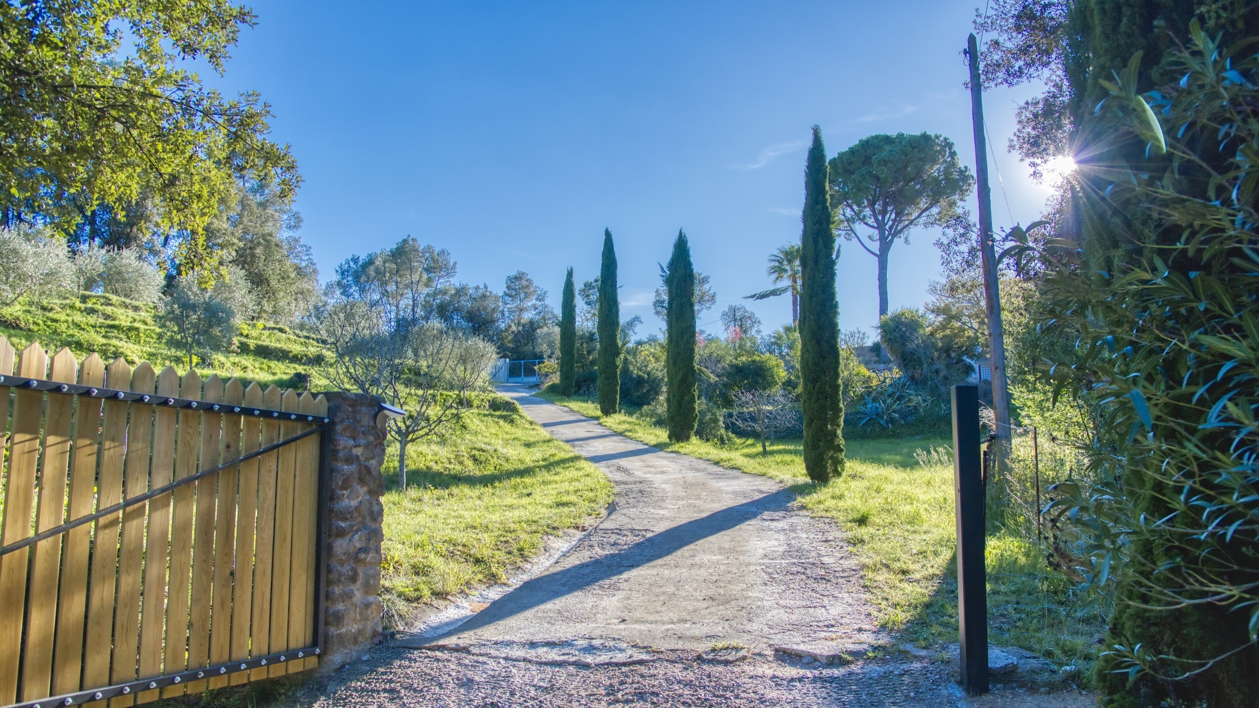 Villas de vacances Costa Brava Countryside Espagne - Villa Racoon - Vue sur la rue arrivée à l’établissement