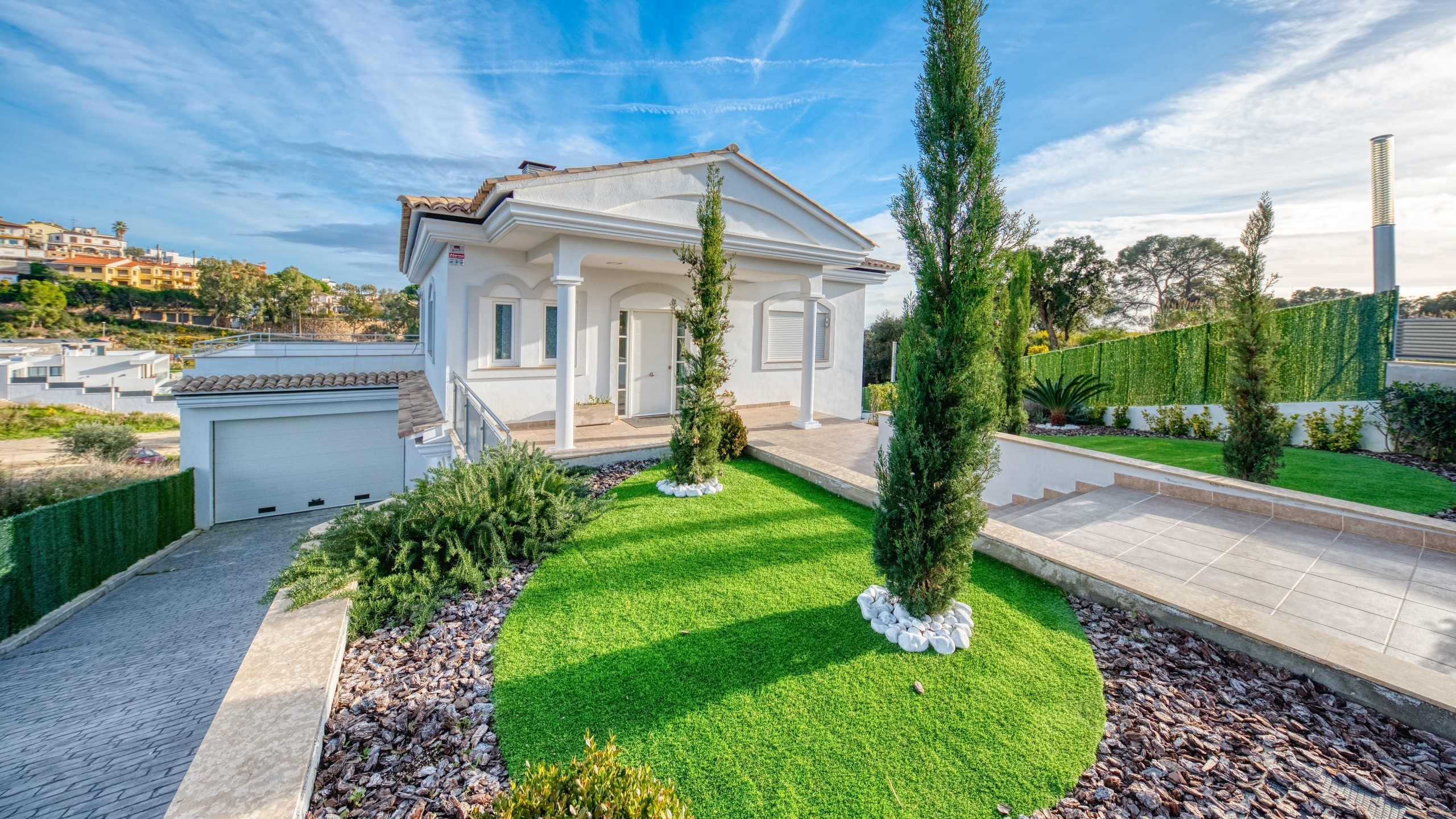 Villas de vacances Costa Brava Espagne - Villa Madison - Vue sur la rue arrivée à l’établissement