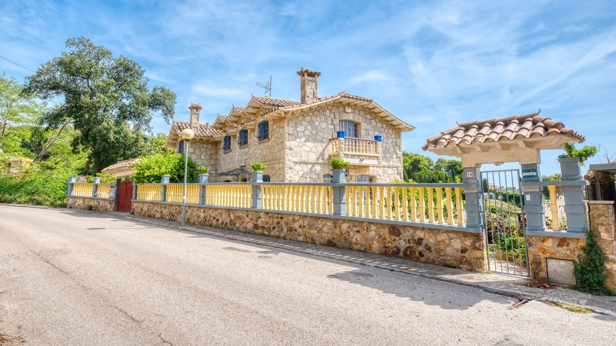Villas de vacances Costa Brava Espagne - Villa Janet - Vue sur la rue arrivée à l’établissement