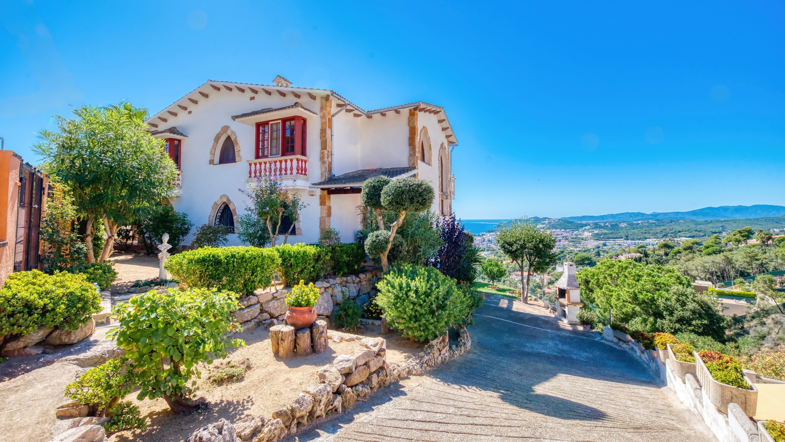 Villas de vacances Costa Brava Espagne - Villa Teresa - Vue sur la rue arrivée à l’établissement