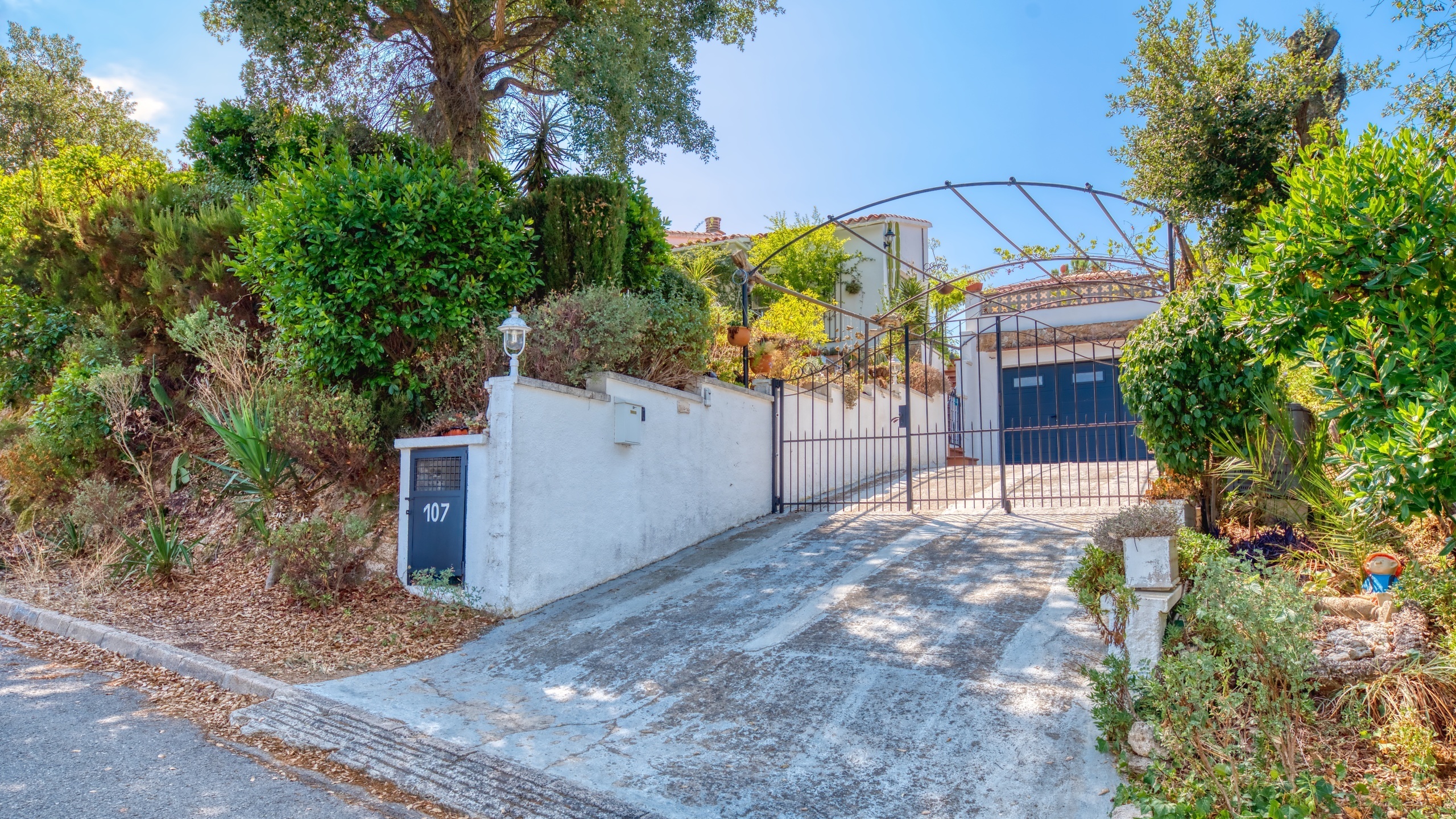 Villas de vacances Costa Brava Espagne - Villa La Flor - Vue sur la rue arrivée à l’établissement