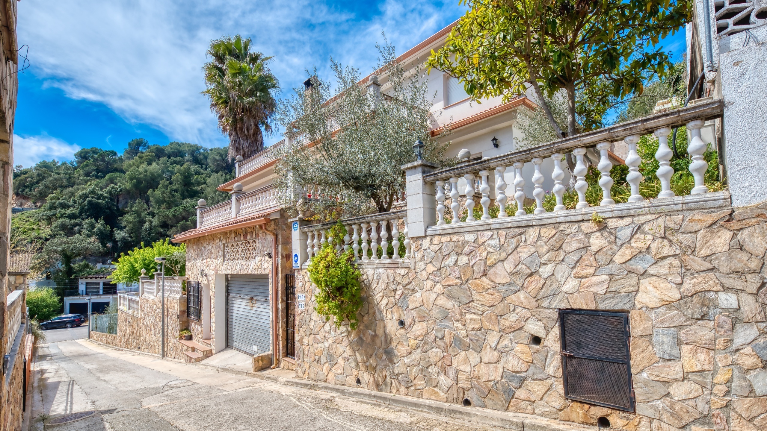 Villas de vacances Costa Brava Espagne - Villa Valeria - Vue sur la rue arrivée à l’établissement
