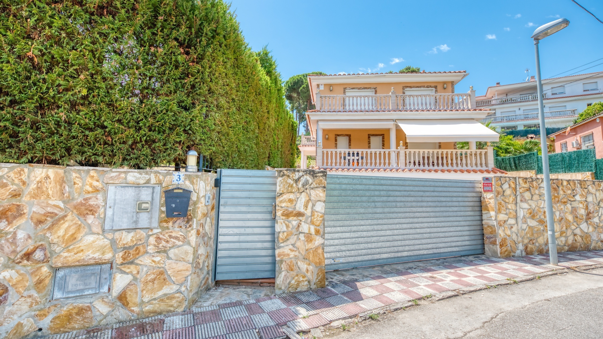 Villas de vacances Costa Brava Espagne - Villa Primavera - Vue sur la rue arrivée à l’établissement