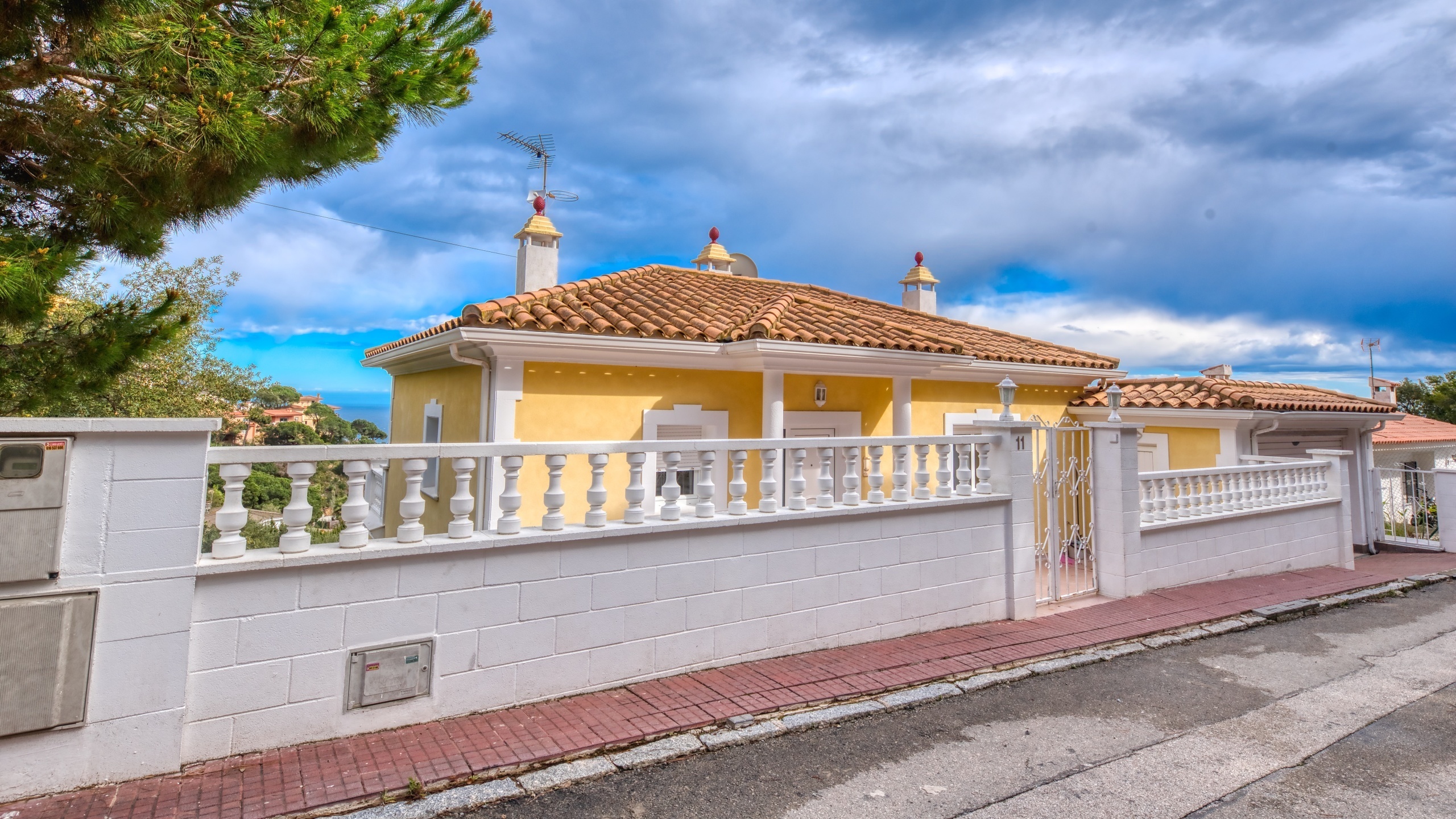 Villas de vacances Costa Brava Espagne - Villa Sunrise - Vue sur la rue arrivée à l’établissement