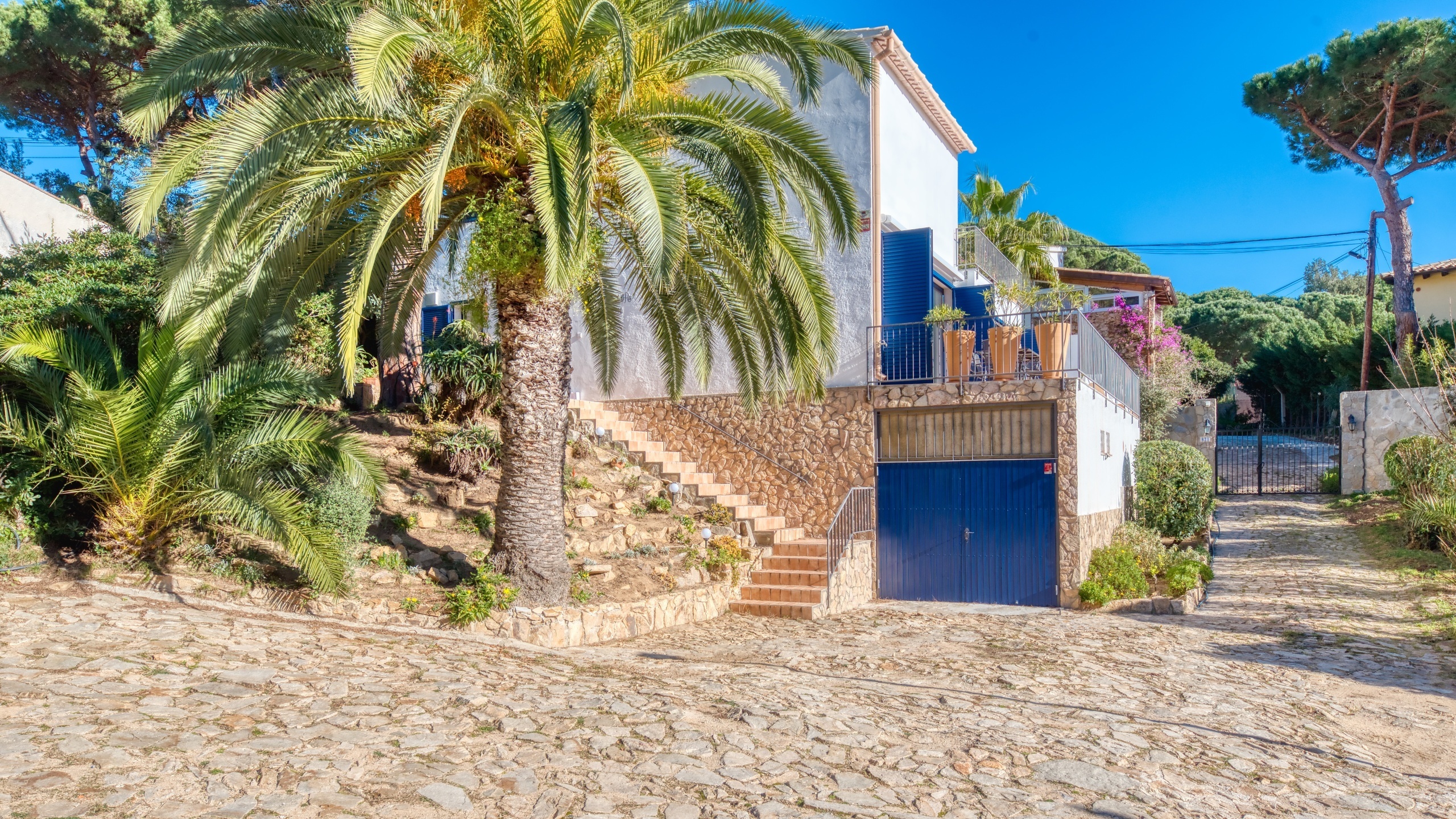 Villas de vacances Costa Brava Espagne - Casa AdoRa - Vue sur la rue arrivée à l’établissement