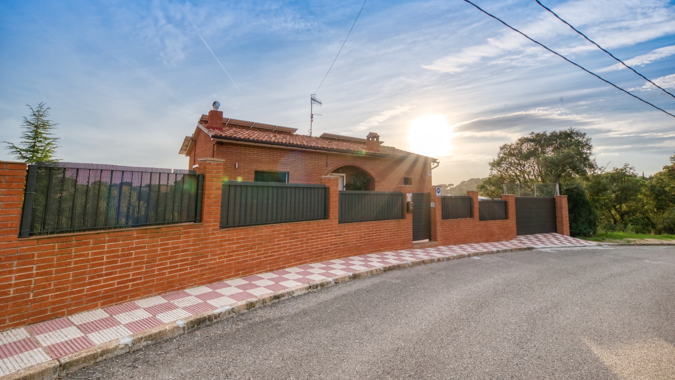 Villas de vacances Costa Brava Espagne - Villa Verger - Vue sur la rue arrivée à l’établissement