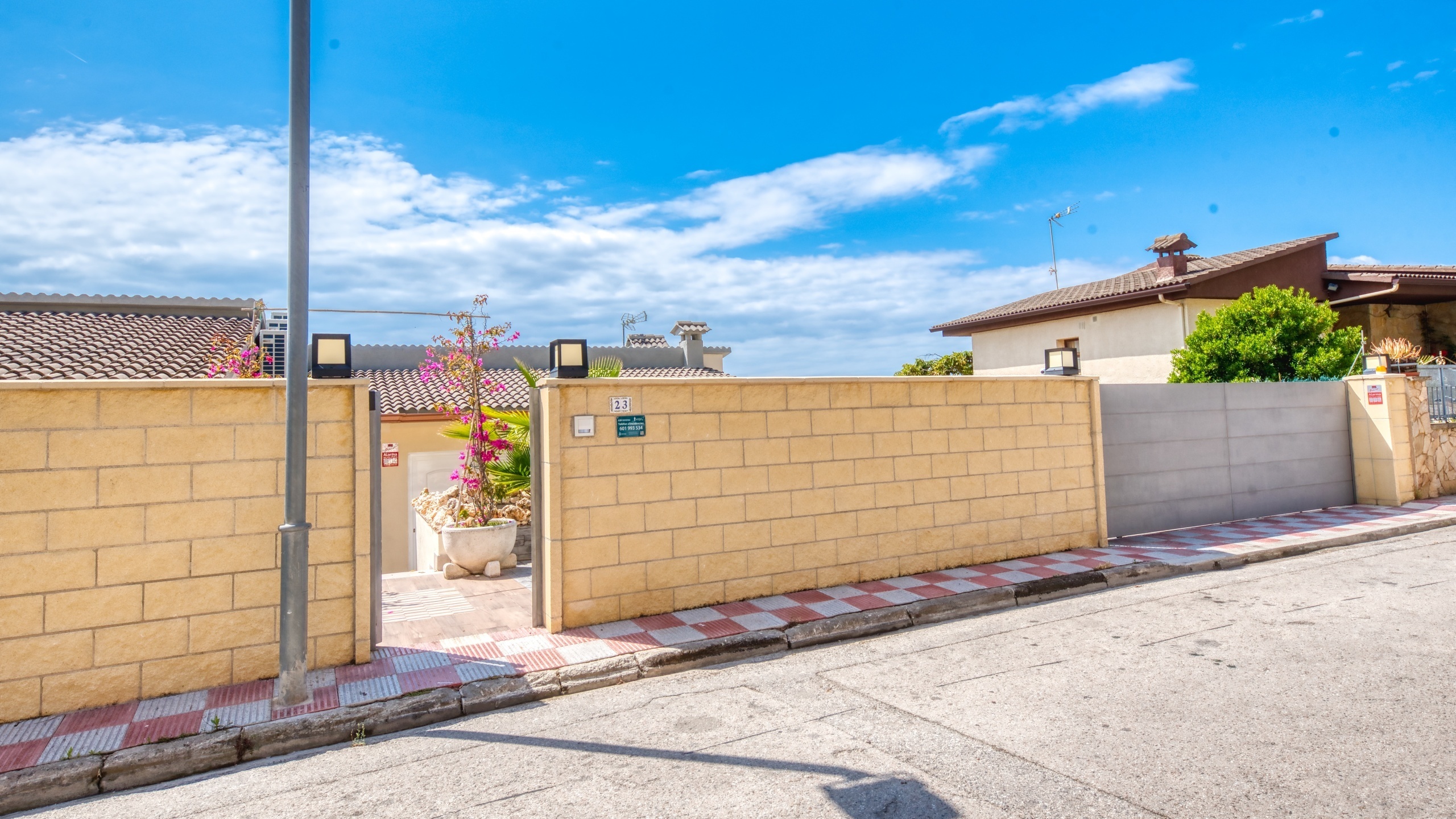 Villas de vacances Costa Brava Espagne - Villa BellaVista - Vue sur la rue arrivée à l’établissement