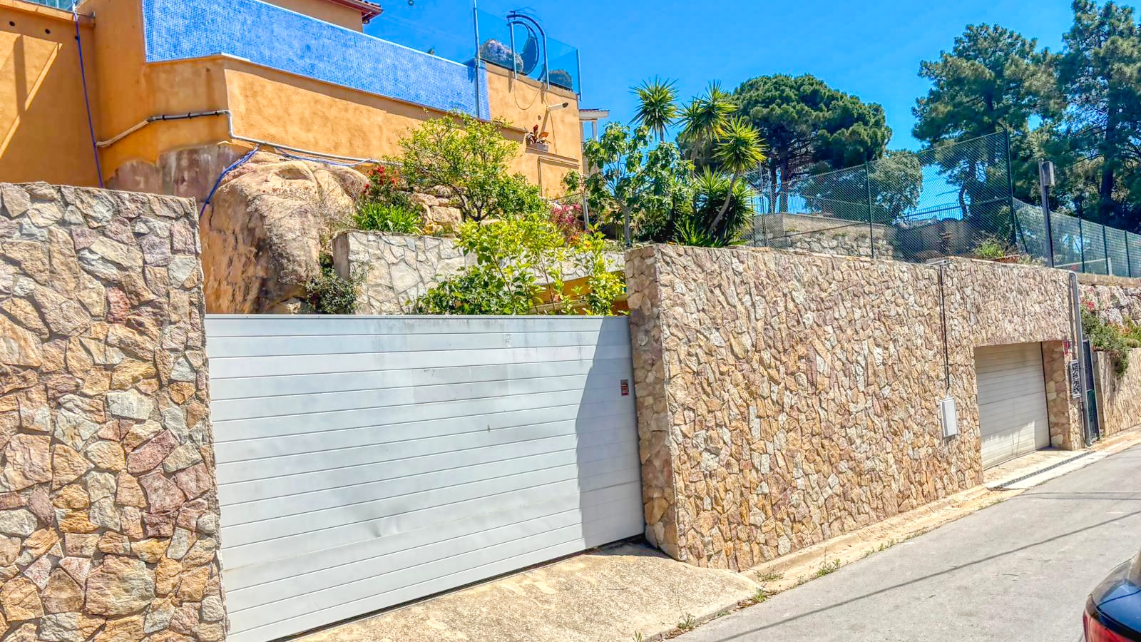 Villas de vacances Costa Brava Espagne - Villa VistaMar - Vue sur la rue arrivée à l’établissement